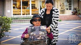 田孟淑（前）隨身攜帶大量資料與照片，受訪這天，她帶著「1988.2.28（林宅血案）8週年追思」大合照。（圖／鏡週刊）