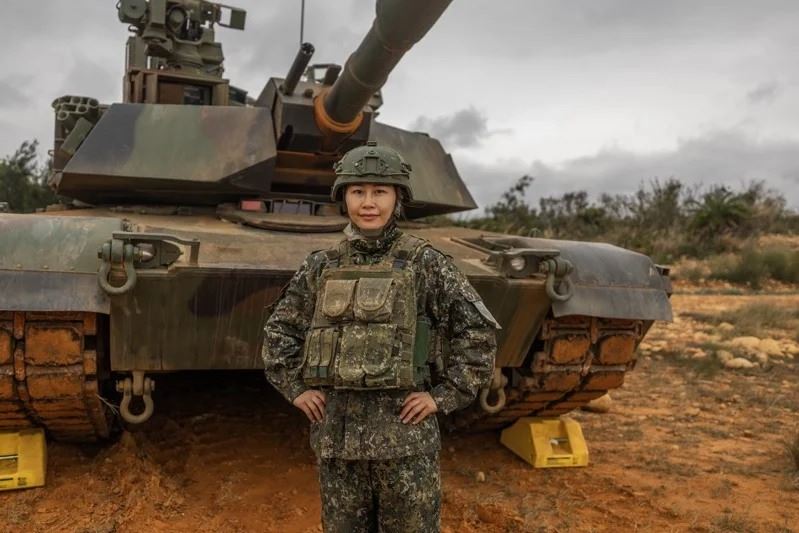 劉瀞堯站在戰車前相當帥氣。（圖／取自台海軍情員臉書）