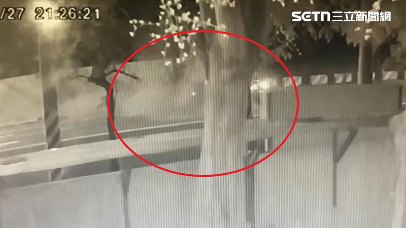 撞擊當下，先是激起揚塵，隨後被撞斷的消防栓不斷噴水，宛如一座小噴泉。（圖／翻攝畫面）