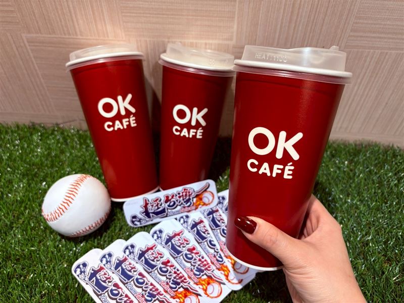 OKmart買咖啡送挺台灣貼紙。(圖／OKmart提供）