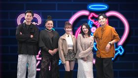 李唯楓（左起）、Amanda、阿樂、熊熊、黃豪平談論男女是否有純友誼。（圖／《戀愛熊天秤》提供）