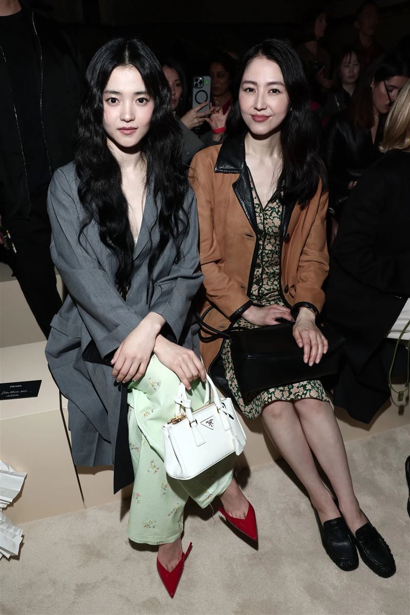 長澤雅美與韓星金泰梨並肩而坐。(圖/品牌提供)