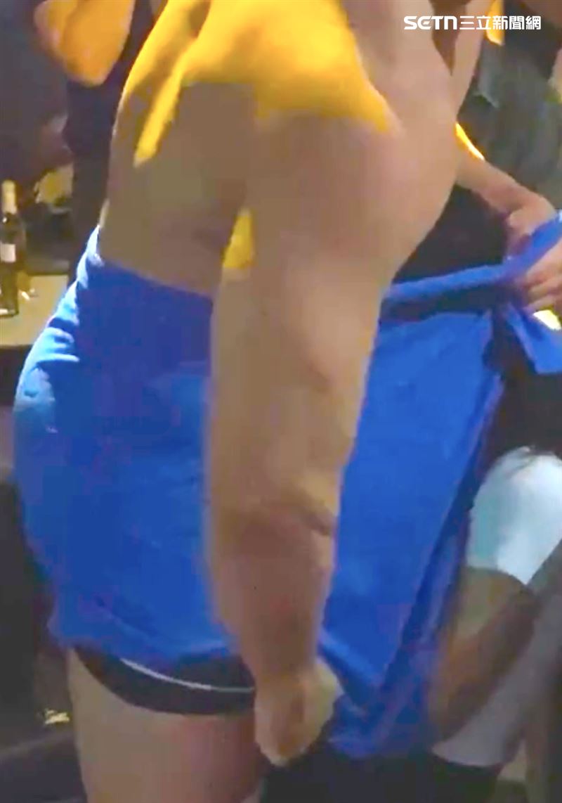 郭書廷下半身圍著大毛巾，包裹住女客人。（圖／民眾提供）