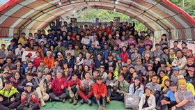 消防局長陳崇岳與第五屆山域搜救技能交流賽隊伍大合照。（圖／翻攝畫面）