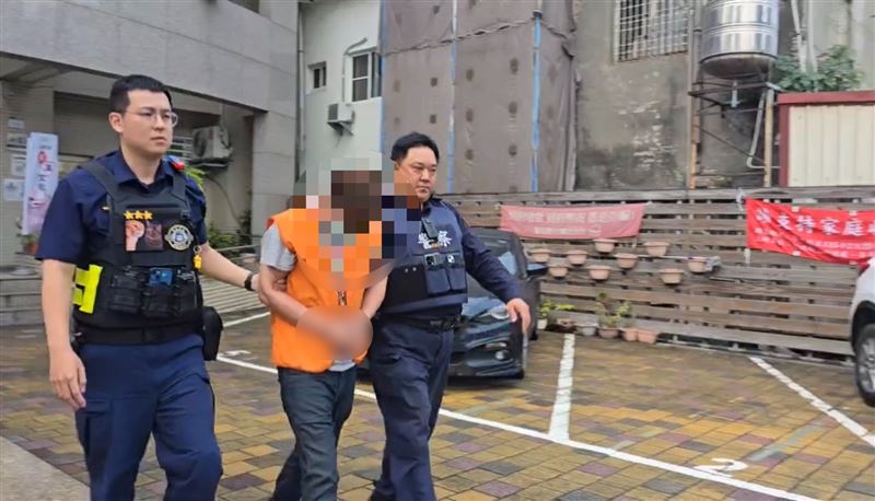 高雄黃男因忘記帶大樓磁扣，爆發口角後，竟毆打69歲孫姓保全。（圖／翻攝畫面）