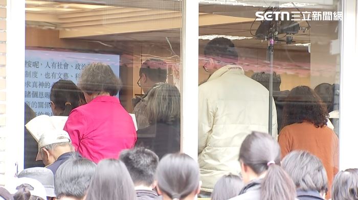 林宅血案46週年，電影爭議加上賈永婕多次發聲引爆關注，義光教會追思湧入人潮（圖／翻攝畫面）