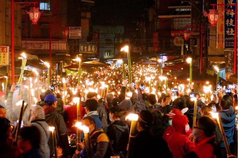 民眾手舉「油笐火」。（圖／翻攝自北埔鄉公所粉絲專頁）