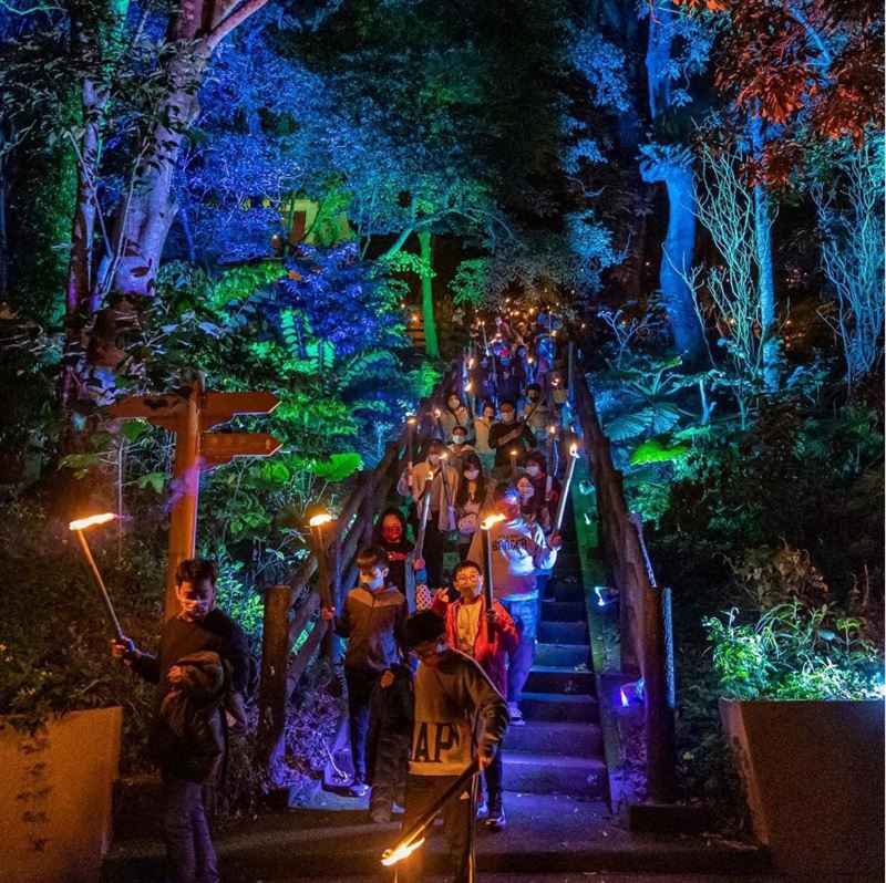 手舉「油笐火」登山。（圖／翻攝自北埔鄉公所粉絲專頁）