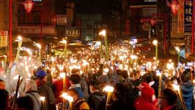 ▲民眾手舉「油笐火」（圖／翻攝自北埔鄉公所粉絲專頁）