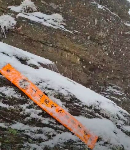 玉山氣象站07：10降雪。（圖／翻攝自氣象署粉專「報天氣」）