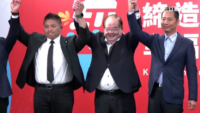 李乾龍拉起吳宗憲和張勝德的手展現團結（圖／翻攝畫面）