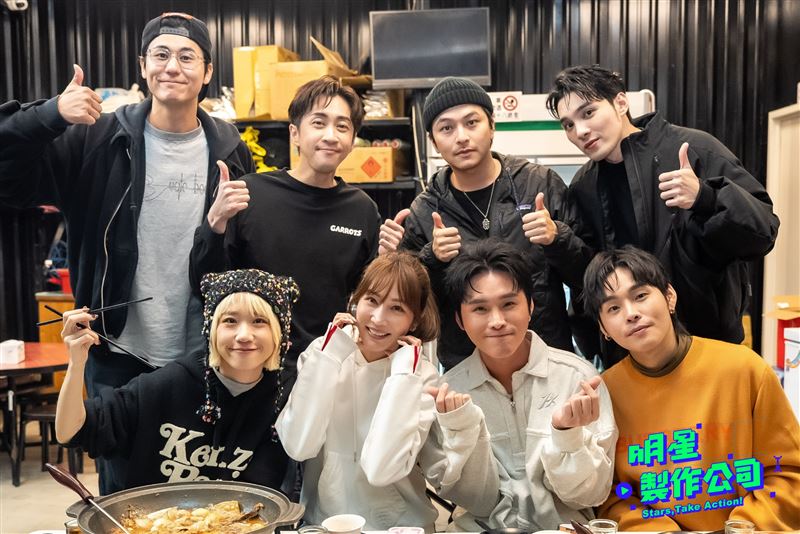 節目邀請人氣YouTuber雙胞胎展榮(下排右二)、展瑞(下排右一)擔任網路版節目的特別來賓。(圖/TVBS提供)