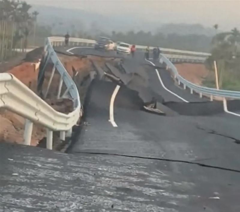 中國海南省瓊海市博鰲鎮有一處尚未通車的道路，在無風、無雨、沒地震的狀態下，無預警崩塌。（圖／翻攝自微博）