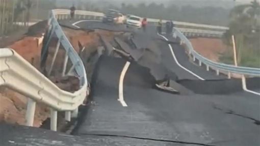 中共豆腐渣工程？「無風無雨」道路卻塌了