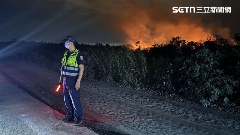 屏東縣九如鄉昨天（27日）發生堤防雜草大火，大量灰燼飛散，隨著風向飄向屏東市區，彷彿像是降下黑雪。（圖／翻攝畫面）