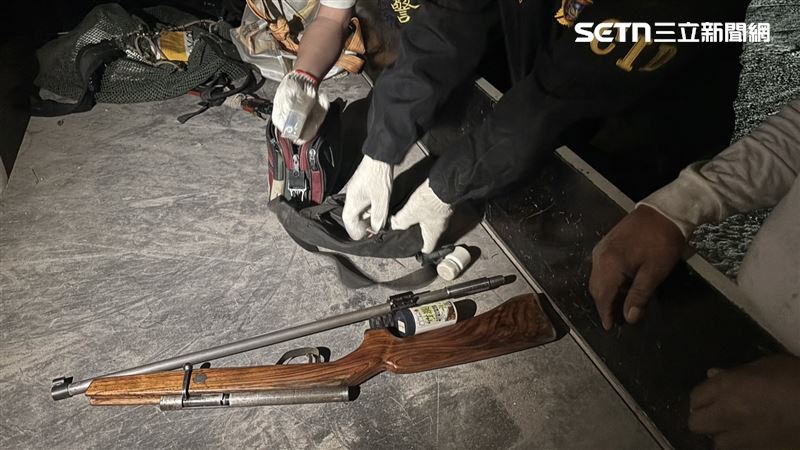 警方初步檢視槍枝結構完整，後續將送鑑識單位檢驗釐清性能及來源。（圖／翻攝畫面）