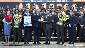 WBC台灣代表隊出發前往宮崎，中華航空致贈馬到成功琉璃。（圖／記者劉彥池攝影）