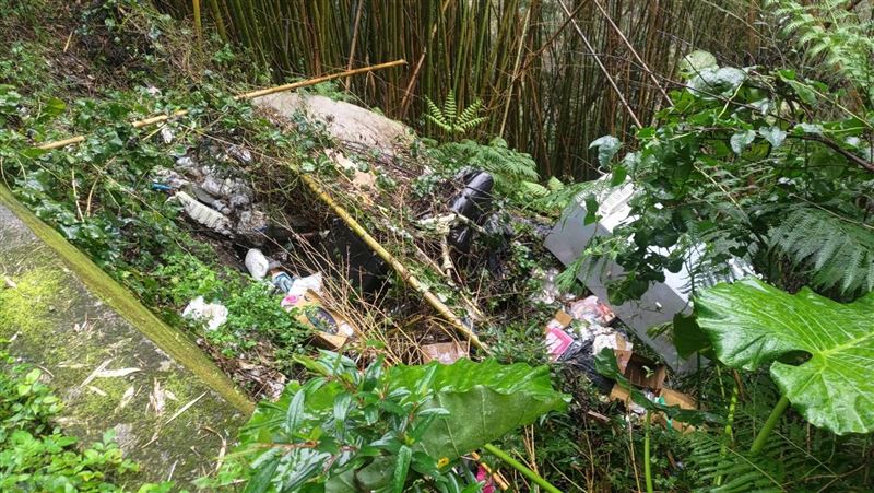 女嬰遺體遭生母棄置山區，被警方尋獲。（圖／翻攝畫面）