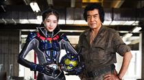 80歲男星「假面騎士」20歲超正女兒接棒