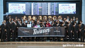 WBC台灣代表隊出發前往宮崎，全體隊員在機場大廳合影。（圖／記者劉彥池攝影）