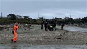 花蓮縣北濱公園美崙溪出海口今天（28日）上午9時許發生一起意外，一名男子被民眾發現在海面載浮載沉，警消人員獲報到場搜救，疑溺水男子被救上岸時已無呼吸心跳，經送醫搶救仍不治。（圖／翻攝畫面）