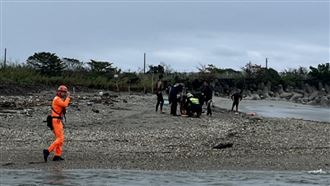 美崙溪出海口傳意外　溺水男送醫搶救不治