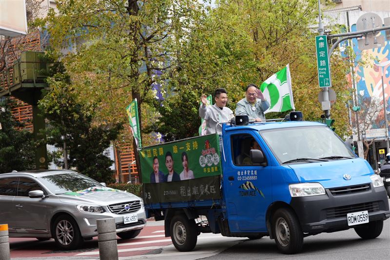 車隊掃街以「莫忘傷痛、珍惜民主」為主軸，傳達民主得來不易，必須世世代代守護的理念。（圖／張銘祐提供）