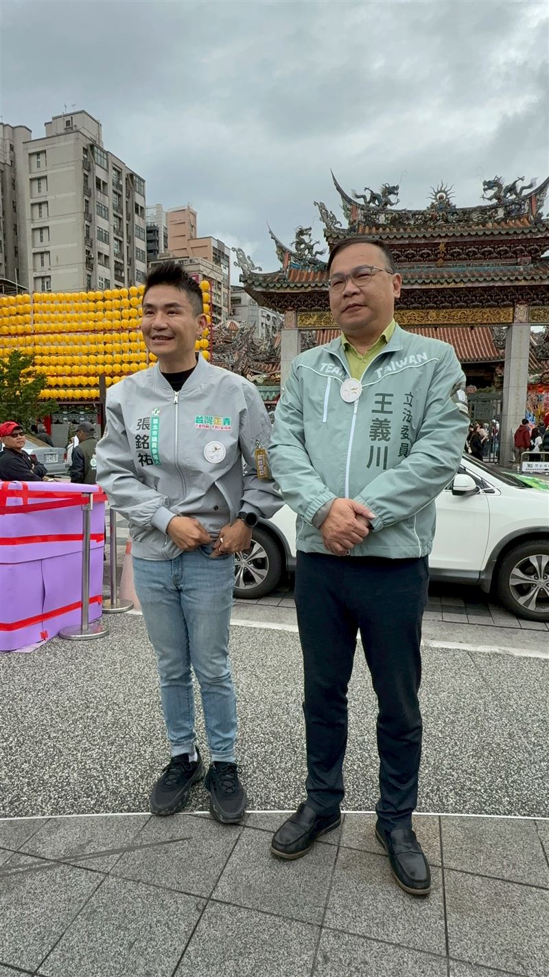 立法委員王義川陪同「台派戰鬥雞」張銘祐掃街。（圖／張銘祐提供）