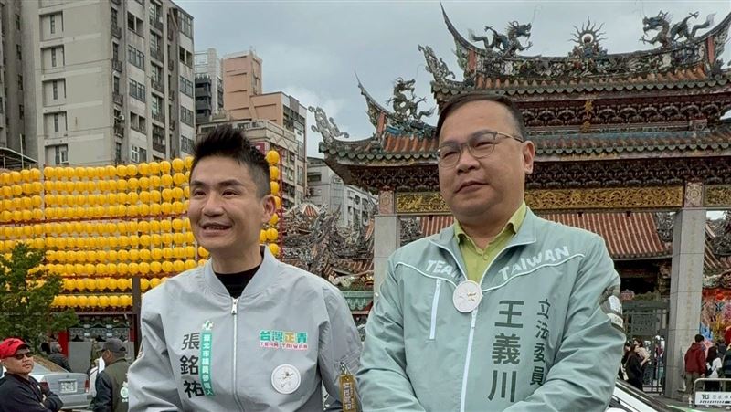 王義川陪張銘祐掃街 宣示守護民主