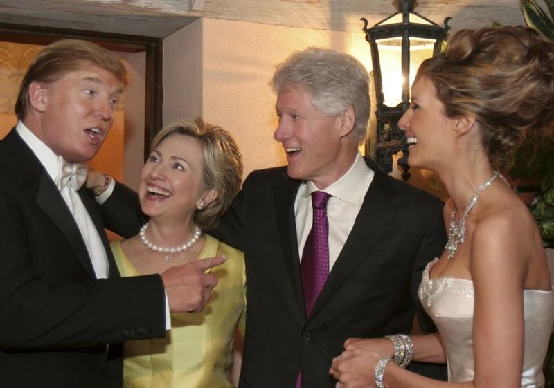 美國前總統柯林頓遭國會傳喚訊問，創下美國首例。圖為過往柯林頓夫婦和川普夫婦在一場聚會相見歡。（圖／翻攝自X平台 @donkoclock）