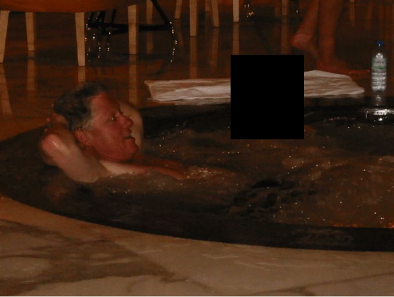 柯林頓在聽證會上，不斷被秀出他與女子的合照，但他都否認認識照片女子，否認與她們有過性關係。（圖／翻攝自X平台 @DMLNewsApp）