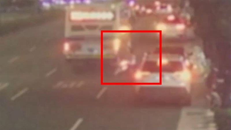 公車與機車擦撞瞬間。（圖／翻攝畫面）