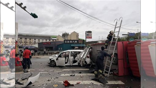 新／疑轎車未禮讓！撞翻救援消防車釀7傷