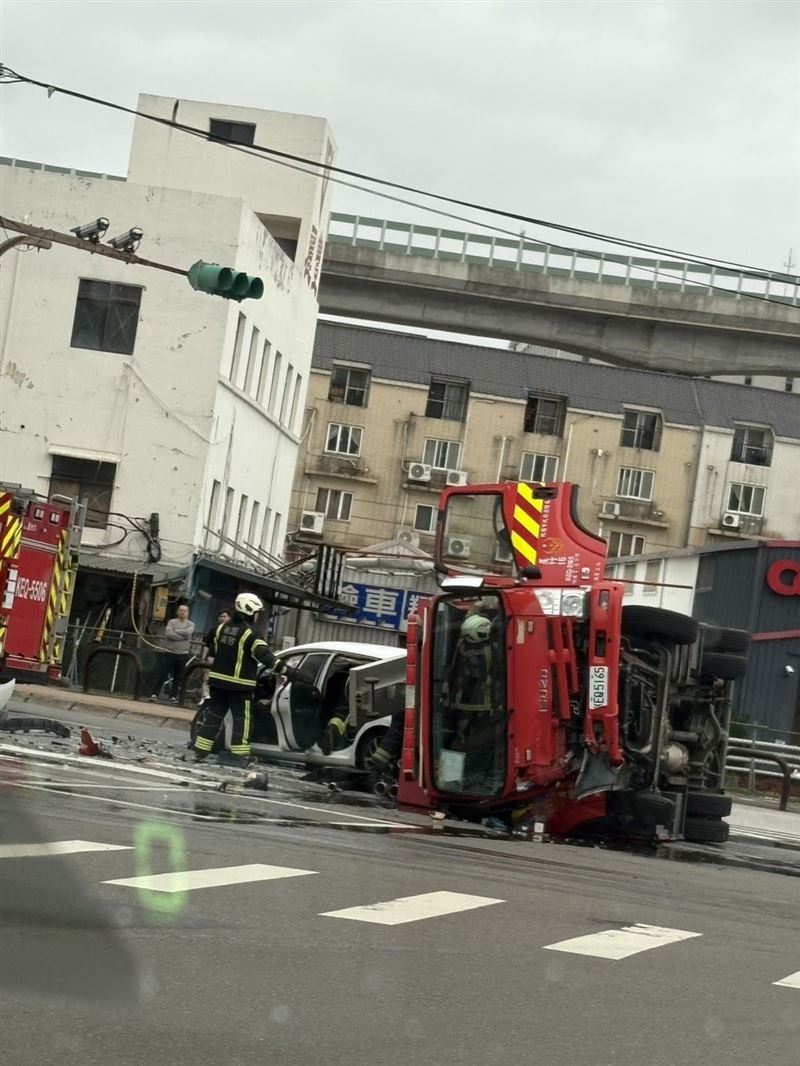桃園市蘆竹區發生消防車與轎車撞擊事故。（圖／翻攝自桃園大小事、再出發，蘆竹南崁資訊大小事資訊分享團（2））