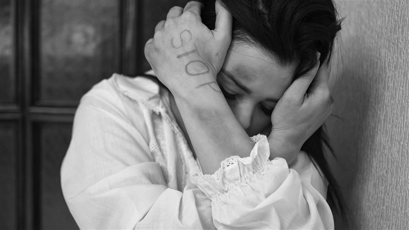 遭跨上身亂搖…她感到屈辱怒跟同事撕破臉