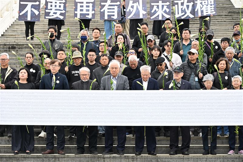 台灣基進與台灣國家聯盟今（28）日在象徵威權的「獨裁者紀念堂」中正紀念堂前，舉辦追思會。（圖／台灣基進提供）