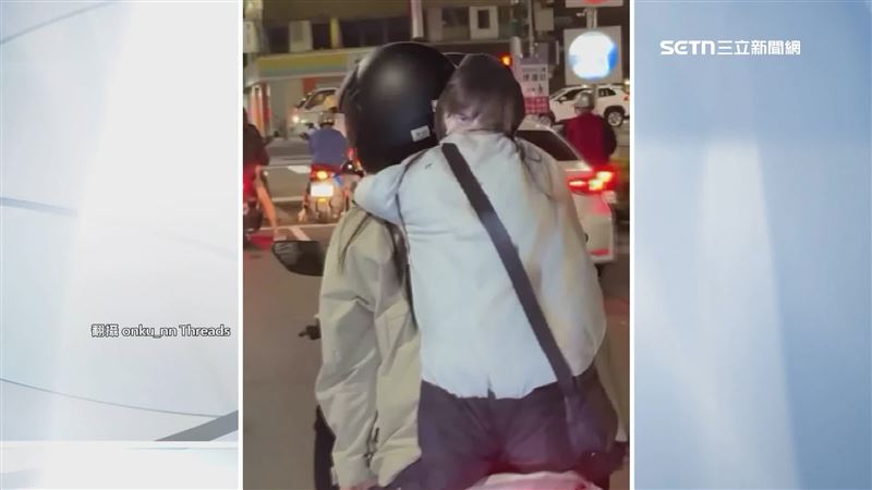 有人半夜背假人娃娃騎車，「頭反轉」與其他騎士四目交接，嚇壞路人。（圖／翻攝自Threads @onku_nn）