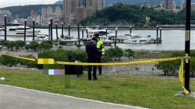 女浮屍打撈上岸。（圖／翻攝畫面）