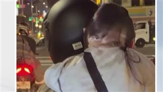 獨／騎士背假人娃騎車頭反轉　目擊者嚇壞
