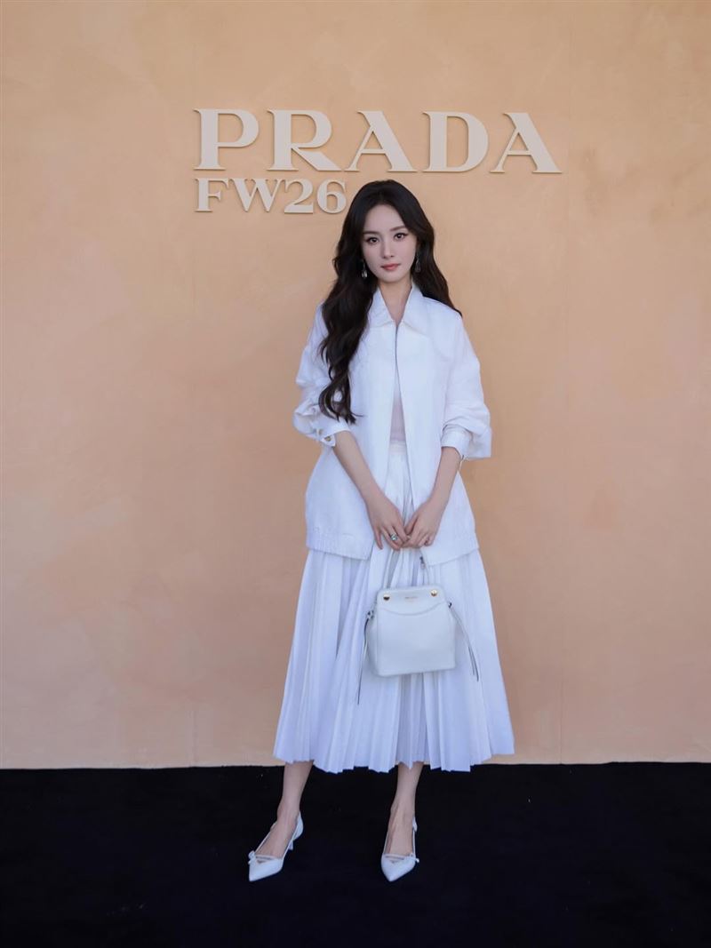 楊冪近日參加PRADA品牌在米蘭時裝周大秀，疑似「差別待遇」。（圖／翻攝自IG @yangmimimi912）