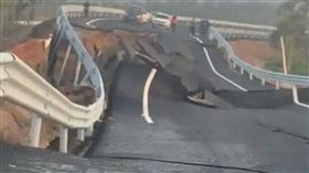 中國大陸,海南省,九曲路,豆腐渣工程,地基。（圖／翻攝微博）