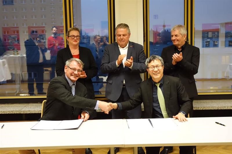 2019年時任德國駐台代表王子陶，與當時台灣駐德代表謝志偉（前右）簽署台德轉型正義合作意向書（圖／翻攝自德國在台協會臉書）