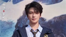 楊洋帶傷參加新戲開鏡活動。（圖／翻攝自微博）