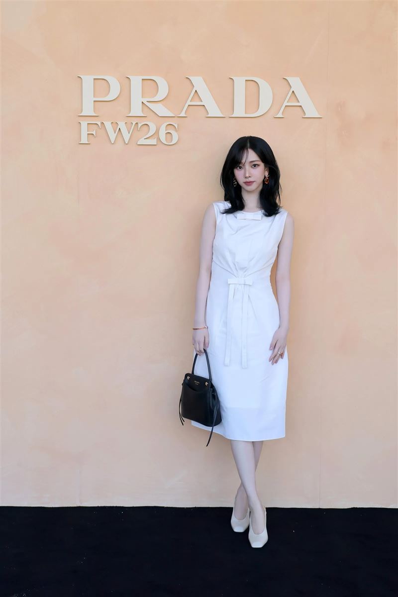 aespa成員Karina身穿白色背心式洋裝，配戴尚未開賣的新品珠寶。（圖／翻攝自IG @aespa）