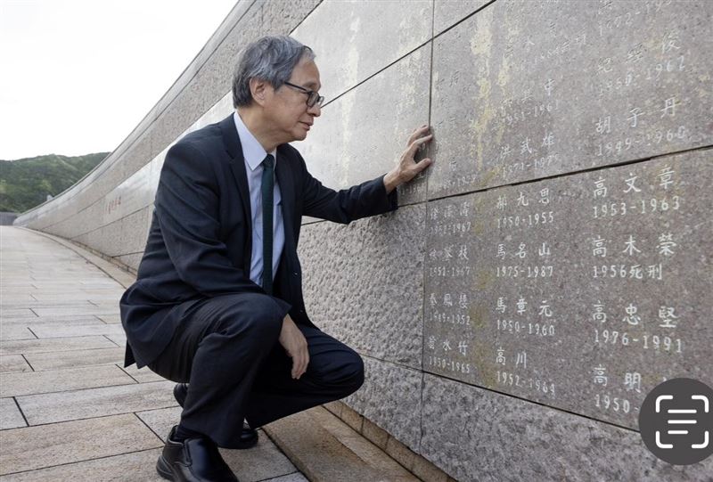 文化部長李遠得知「自由花蕊」展參觀人次突破10萬，忍不住泛淚。(圖／翻攝自李遠臉書)