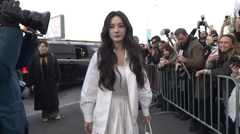 楊冪搭乘入場則是一般大型商務車。（圖／翻攝自YouTube）