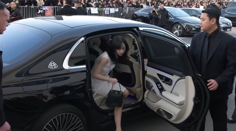 Karina唯一搭乘邁巴赫S級超豪華轎車現身的藝人。（圖／翻攝自YouTube）