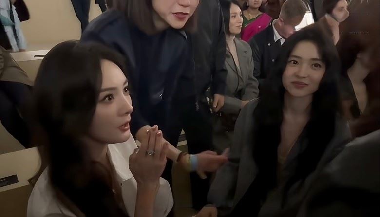 金泰梨主動與楊冪搭話，表示自己看過《三生三世十里桃花》讓她受寵若驚。（圖／翻攝自微博）