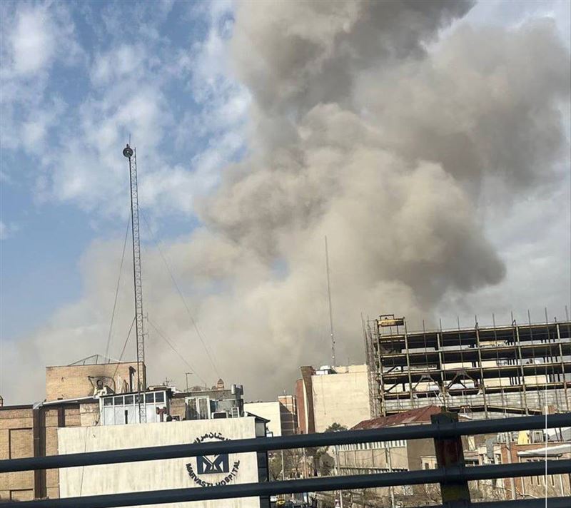 德黑蘭遭轟，從屋頂近距離看到濃煙。（圖／翻攝自X平台 @manas_6646）