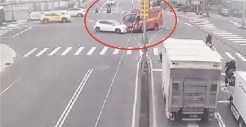白色轎車未禮讓消防車，雙方在路口撞擊。（圖／翻攝畫面）